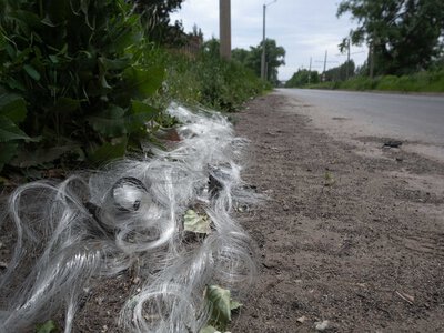 Дерева і стовпи блищать: 93 омбр показала, як росіяни атакують Костянтинівку дронами на оптоволокні. ВІДЕО