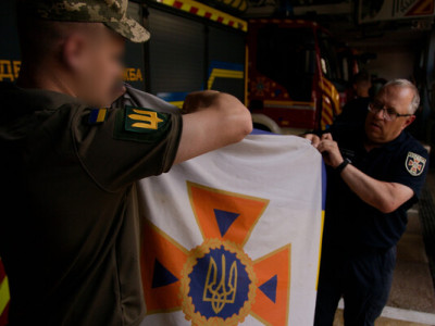 Державний прапор ДСНС, що дочекався повернення: розвідник ГУР МО передав рятувальникам українську реліквію з Донеччини