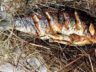 Старовинний рецепт печеної риби на соломі