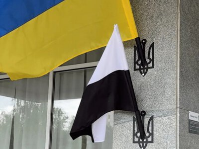 В Україні піднімають біло-чорні прапори: що це означає