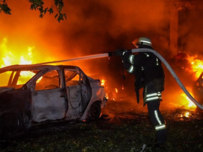 Внаслідок атаки росіян в Одесі палали автівки на стоянці та постраждала людина