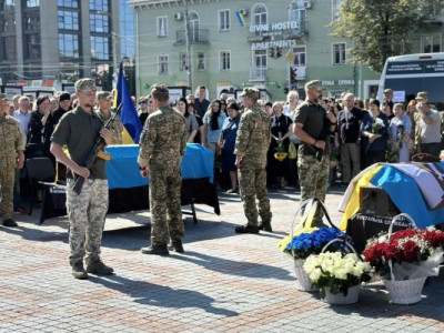 Віддали життя за Україну: українці попрощалися з двома Героями