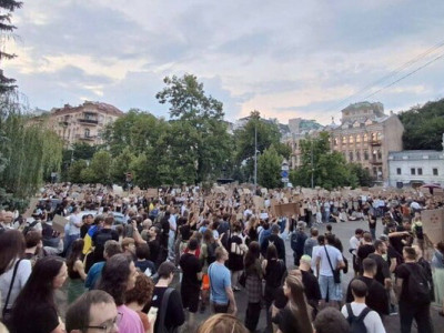 Росія розпочала масштабну інформаційну операцію проти України на тлі “антикорупційних протестів”, – СЗРУ