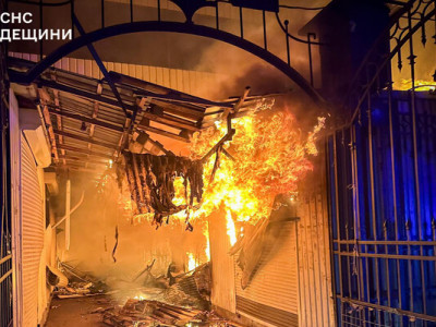 БпЛА атакували Одесу: Привоз охоплений вогнем, знищено квартири, кінологи шукають людей
