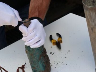 У Львові відкрили капсулу часу, знайдену під час ексгумації поховань на Пагорбі слави
