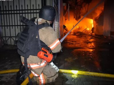 Привоз у вогні: рятувальники показали наслідки російського терору