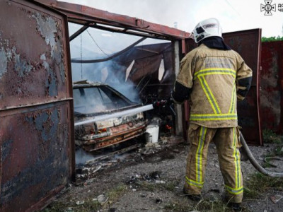 Ворожий обстріл у Черкасах: рятувальники гасили пожежу на площі 200 квадратних метрів