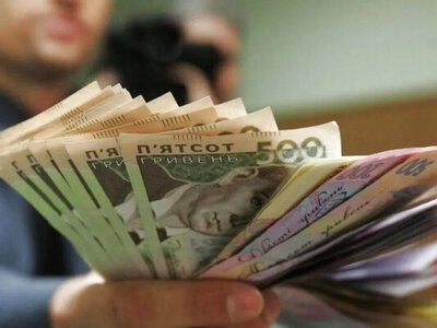 Середня зарплата в держорганах утричі перевищує загальноукраїнську: подробиці