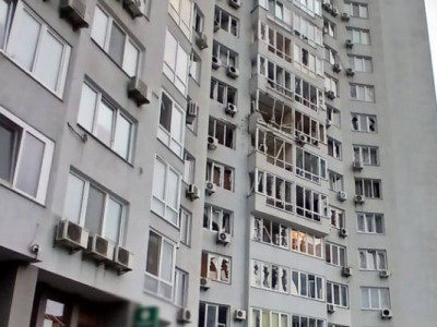 Весь під'їзд був у крові: мешканці постраждалої багатоповерхівки у Києві розповіли про нічну атаку