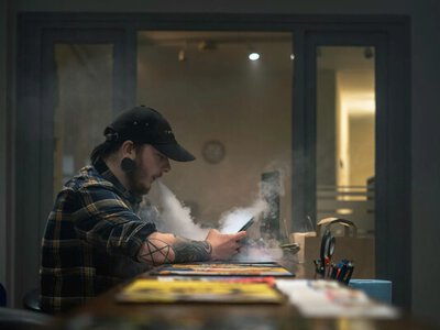 В Україні пропонують повністю заборонити продаж електронних сигарет: про що йдеться