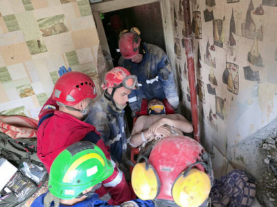 Рятувальники дістали живого чоловіка з-під завалів зруйнованого будинку у Києві (фото)