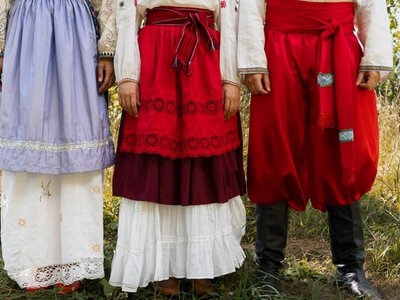 Модна подорож у часі: як вдягались у різні епохи