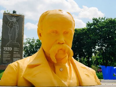 Шевченко об'єднує: у Києві відкрили інтерактивну інсталяцію, з якої можна перенестися до пам'ятників поету в 37 країнах