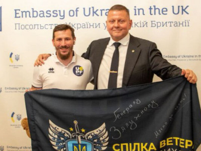 Генералу Валерію Залужному подарували прапор від спілки ветеранів штурмових дій з підписами франківських ветеранів