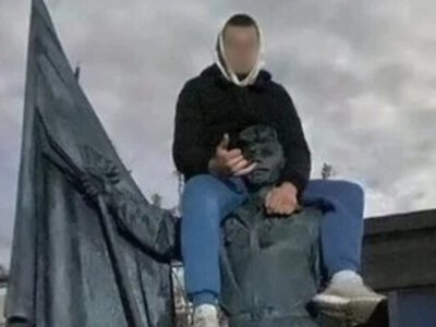 Підліток видерся на пам'ятник Герою України: відповідати довелося його матері