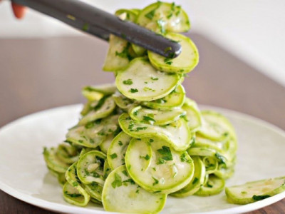 Літня закуска №1: сирі кабачки, які смакують як делікатес