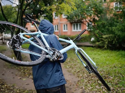Шокуюча крадіжка: чоловік викрав велосипед просто з дитячого майданчика!