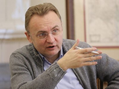 Гроші Садового не дають спокою українцям
