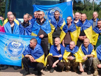 Знову вдома: Україна повернула з російського полону 84 військових та цивільних