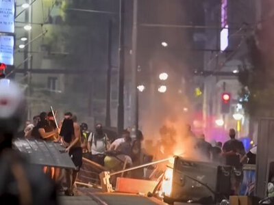 У Сербії протестувальники вступають у сутички з поліцією і підпалюють офіси партій (ВІДЕО)