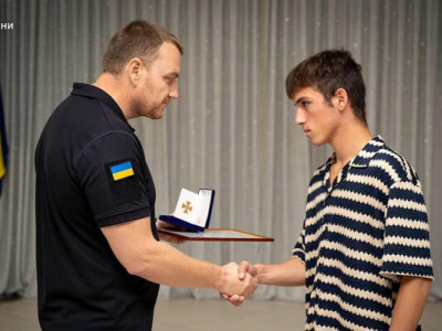 Юний герой Одещини: підліток, який врятував друга після удару по ліцею, отримав нагороду від рятувальників