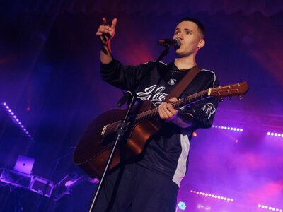 Під Києвом влаштували масштабний концерт після обстрілу, який закінчився скандалом