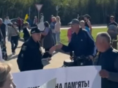 Під час відкриття військового меморіального кладовища у Київській області люди вийшли на протест