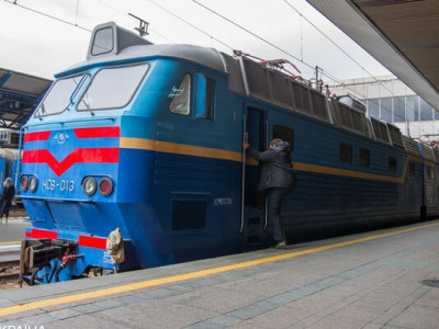 На Київщині внаслідок обстрілу пошкоджено інфраструктуру: Укрзалізниця попередила про затримку поїздів