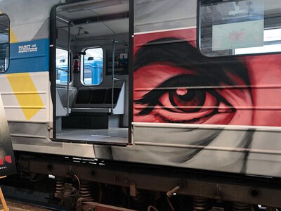 У метро Києва курсує арт-поїзд: як на нього потрапити