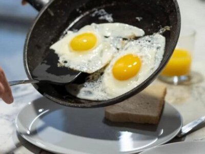 Як позбутися бризок олії від розпеченої сковороди