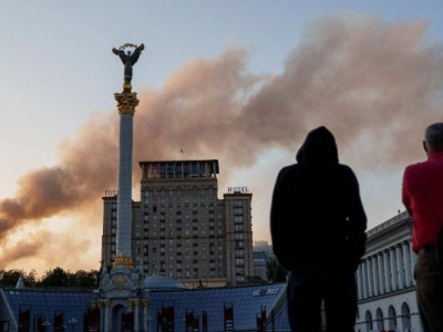 В Києві унаслідок повітряної атаки палає будівля Кабміну