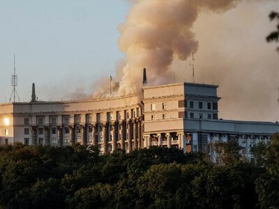 У Києві після обстрілу зайнялася будівля Кабміну