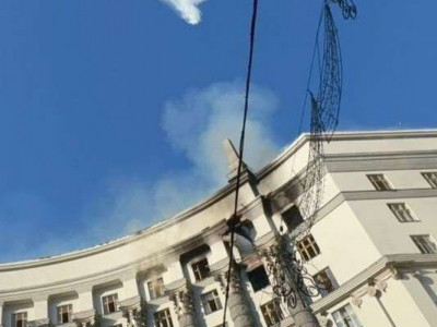 Війська рф вночі запустили 805 безпілотників та 13 ракет. У Києві спалахнула будівля уряду