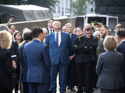 Пошкоджену ворожим обстрілом будівлю Кабміну показали послам 60 країн – Свириденко