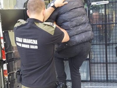 Польща під конвоєм доправила до кордону ще шістьох українців