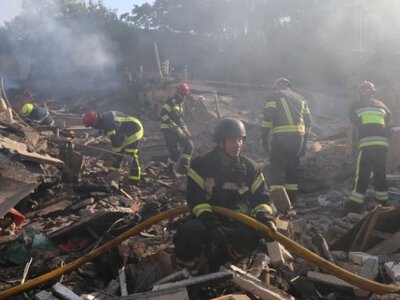 Вибухи під Хмельницьким: зруйновано швейну фабрику, пошкоджено АЗС, є травмовані