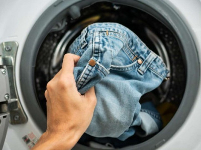 Помилка у пранні: які 5 плям гаряча вода лише закріплює