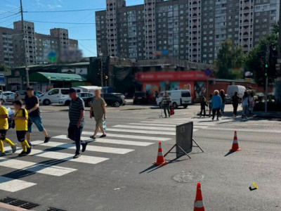У Києві пʼяна водійка збила на переході військову й втекла з місця ДТП