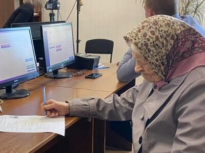 У Павлограді 101-річна бабуся вперше оформила закордонний паспорт, щоб виїхати до Німеччини