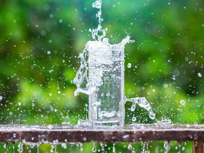 Кому лікарі не радять пити газовану воду