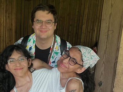 25-річні сіамські близнюки з Мексики відверто розповіли про інтимне життя заміжньої сестри