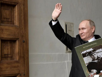 Батько путіна сумував за старим гімном СРСР
