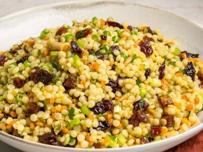 Ізраїльський салат із кускусу з сухофруктами