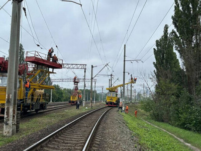 Потяги затримуються: нічний обстріл ворога паралізував залізницю