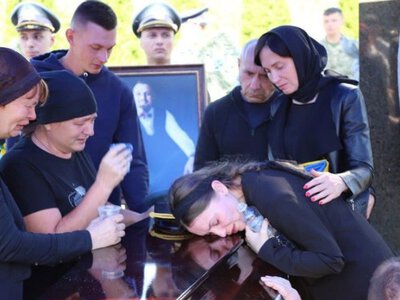 Нестерптий біль: українці попрощалися із загиблим льотчиком Олександром Боровиком