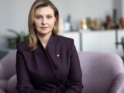 Олена Зеленська показала новий стильний костюм винного кольору