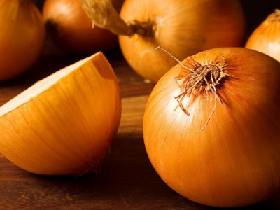 Як почистити і нарізати цибулю без сліз: супер-хитрість для готування