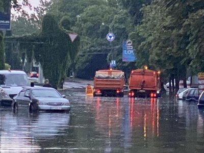 Негода в Одесі: низку вулиць підтопило, рух транспорту у місті ускладнений