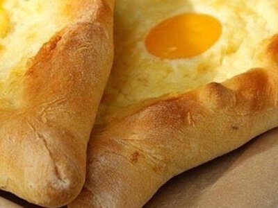 Смачні ароматні домашні хачапурі з моцарелою