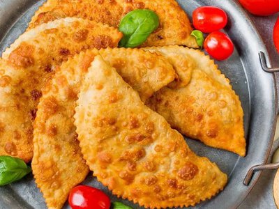 Як приготувати ідеальні чебуреки з яловичиною вдома